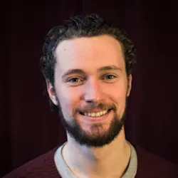 Native speaker i lektor Michael Hajiantonis